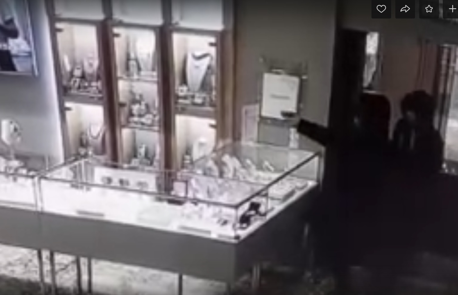 Подростки из Бурятии с игрушечным пистолетом напали на ювелирный магазин в Иркутске