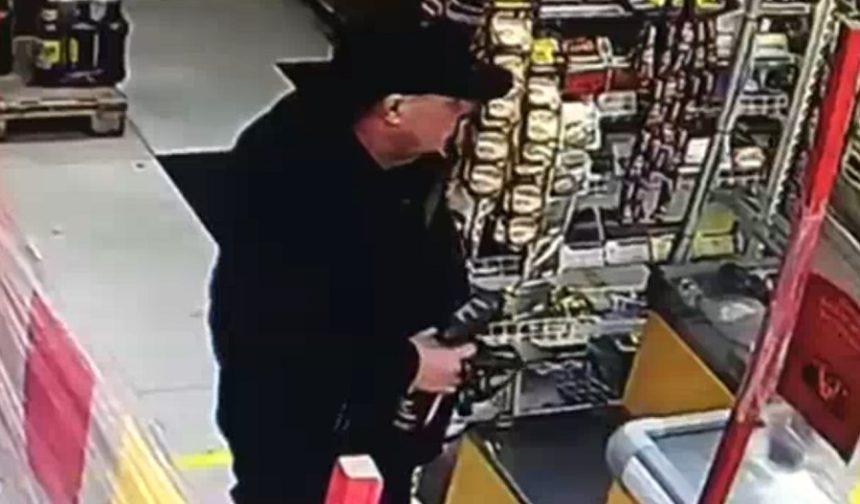 Полиция Иркутска ищет мужчину, оплатившего свои покупки чужой картой