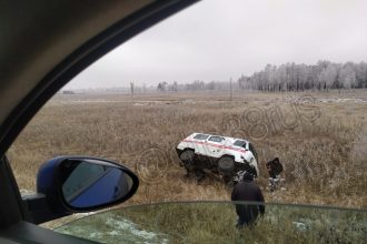 Скорая с беременной съехала в кювет и опрокинулась в Усольском районе