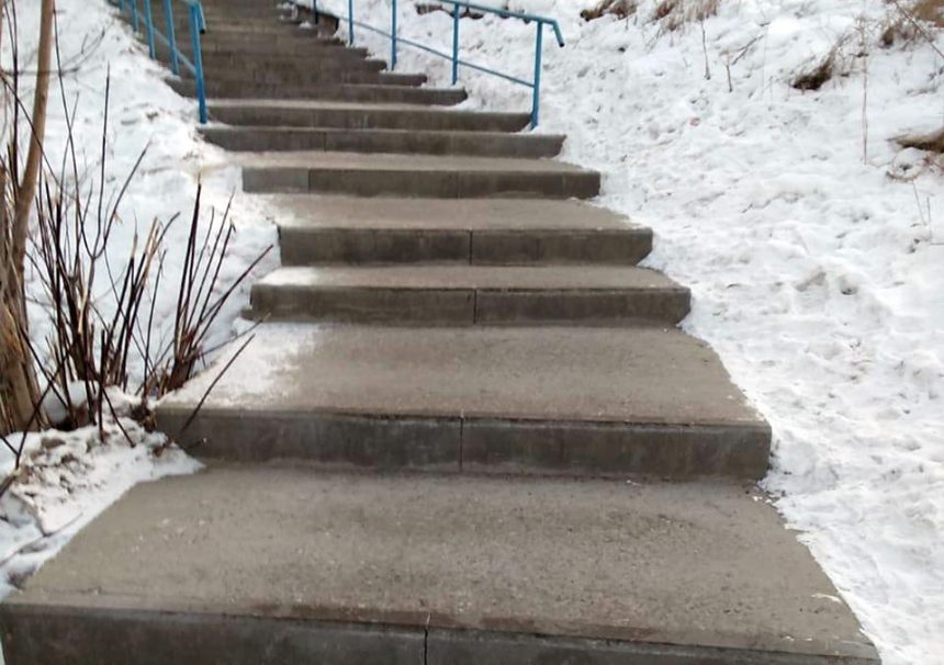 Сотни муниципальных лестниц убирают ежедневно от снега в Иркутске