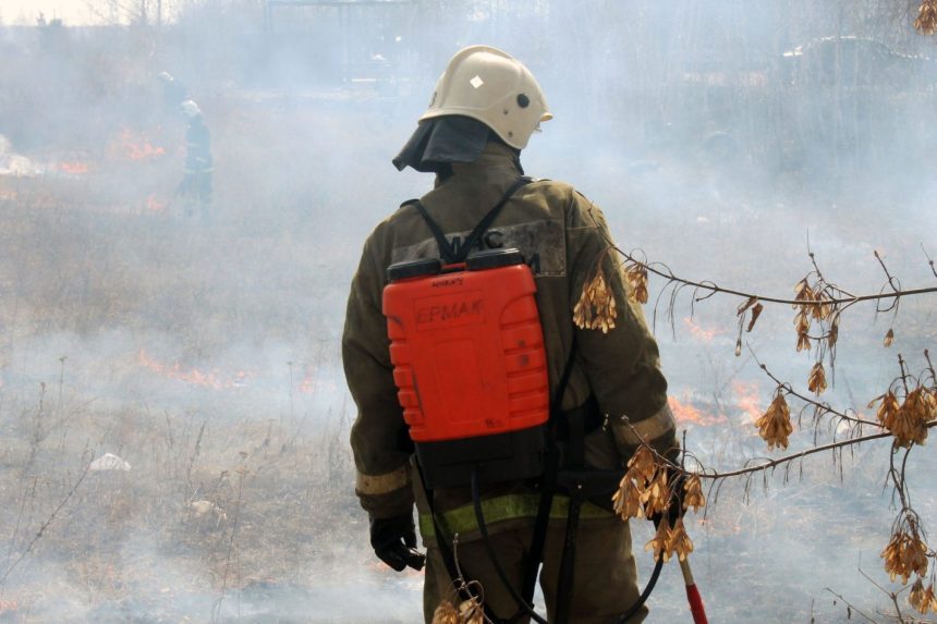 Строительный мусор горит в микрорайоне Солнечный в Иркутске с 12 ноября