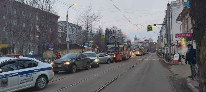 Трамвай столкнулся с несколькими авто в Иркутске