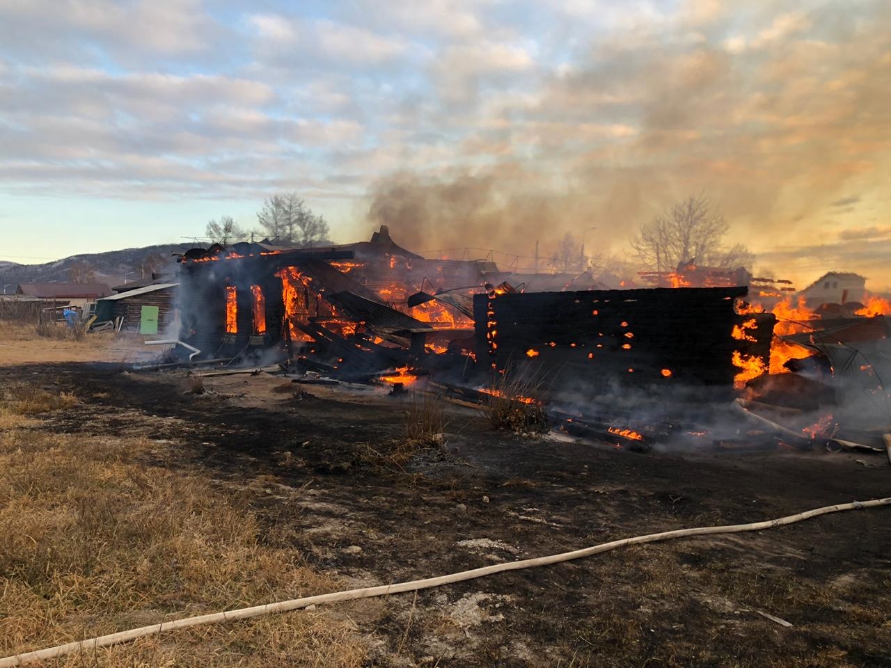 Тушение школы в посёлке Большое Голоустное. Видео с места пожара