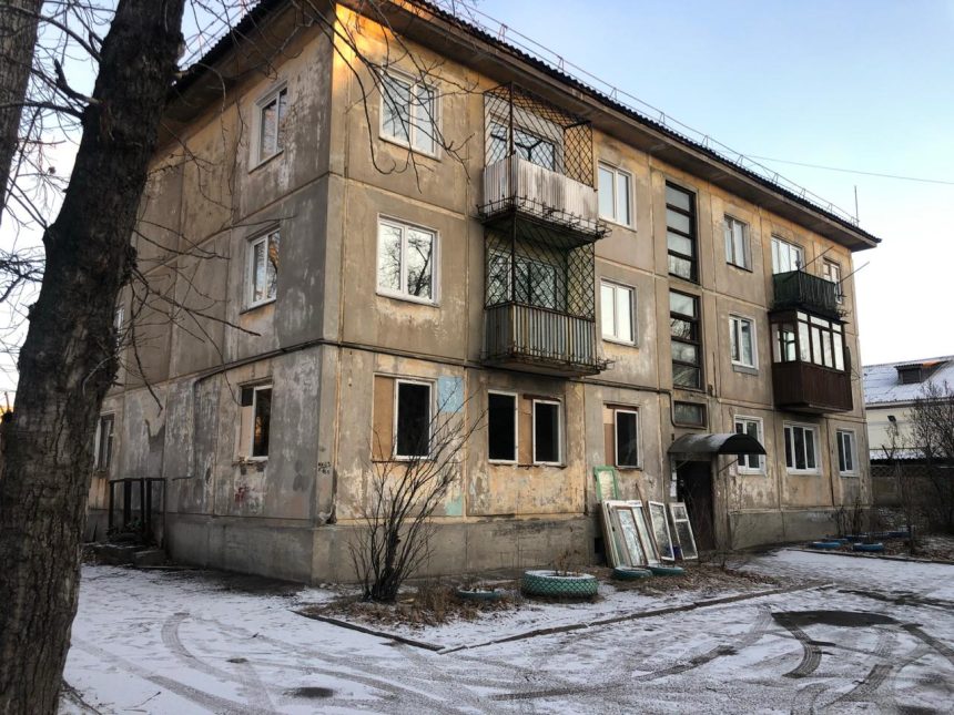 В Ангарске начали инструментальное обследование первого расселенного дома серии 335