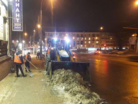 Более 100 единиц техники вывели на уборку Иркутска от снега