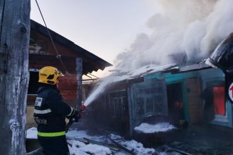 Частный жилой дом горит на улице Подгорной в Иркутске