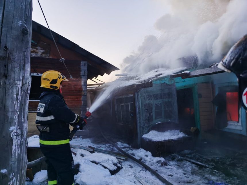 Частный жилой дом горит на улице Подгорной в Иркутске