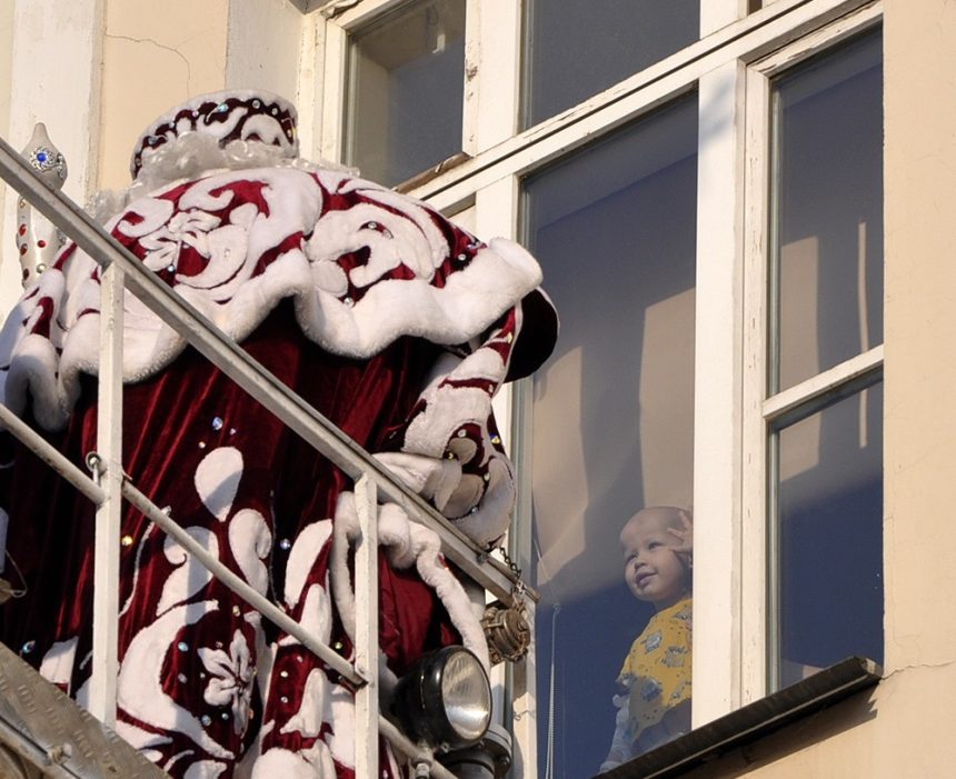 Иркутские пожарные привезли Деда Мороза к пациентам детской клинической больницы