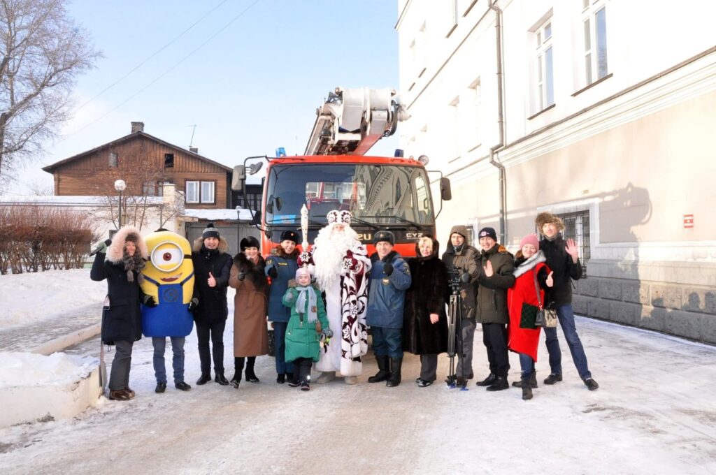 Иркутские пожарные привезли Деда Мороза к пациентам детской клинической больницы