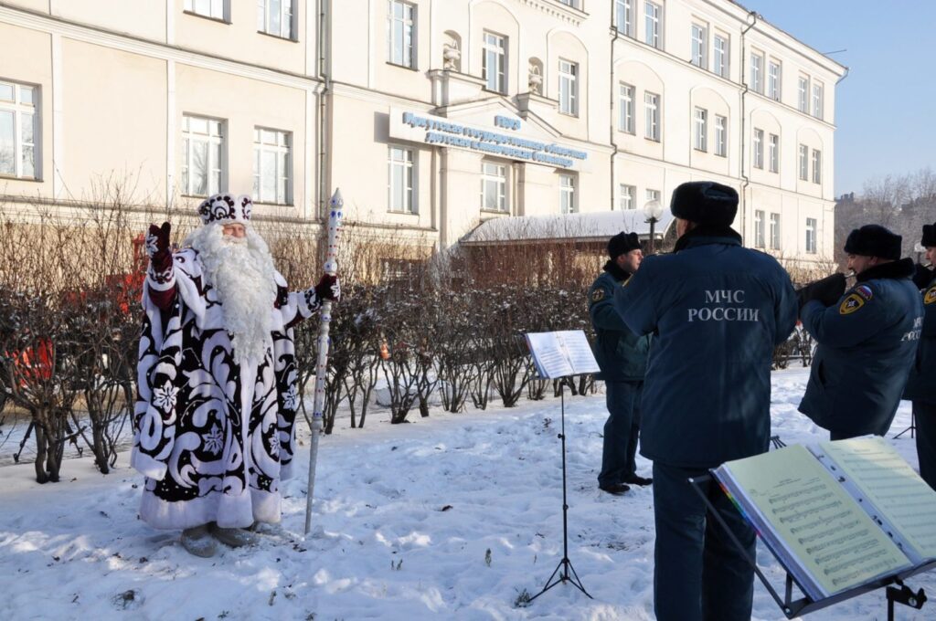 Иркутские пожарные привезли Деда Мороза к пациентам детской клинической больницы