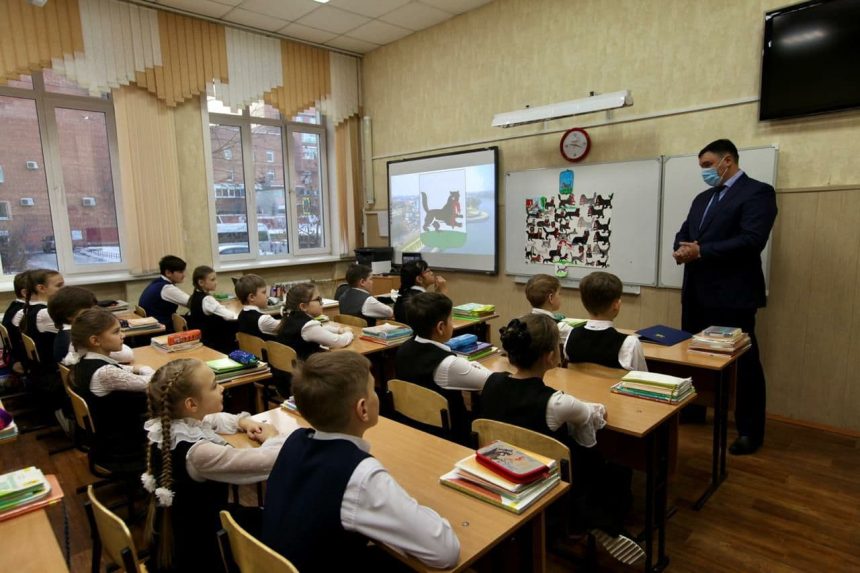 Мэр Иркутска провел урок по истории для учеников школы № 1
