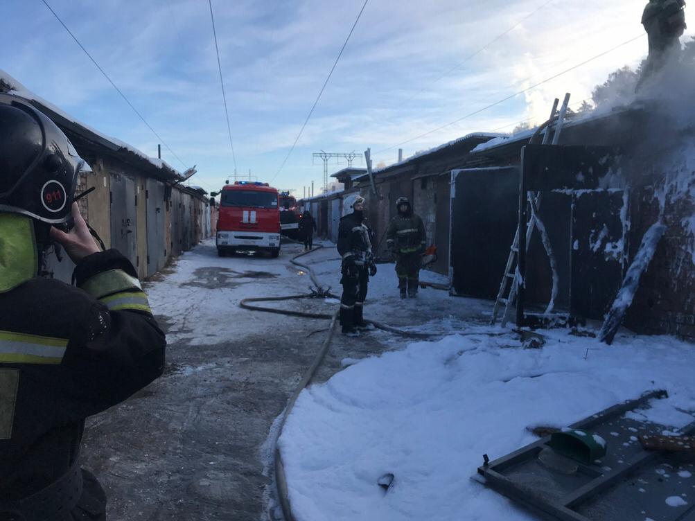 Один человек пострадал во время пожара в гаражах на бульваре Рябикова в Иркутске
