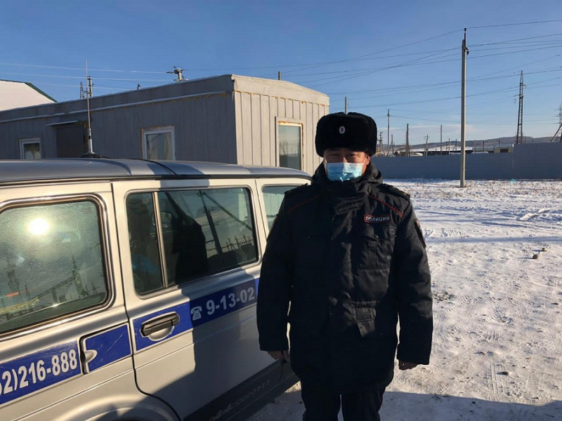 Полицейский спас замерзающего водителя на трассе в Приангарье