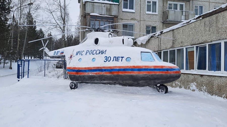 Пожарные в Усть-Илимске соорудили вертолет из снега и льда