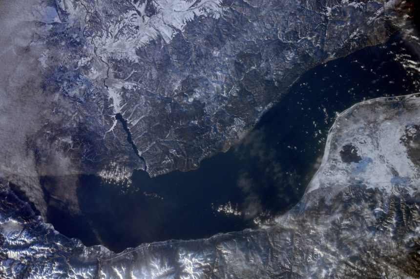 Роскосмос опубликовал свежие снимки Байкала и Иркутска из космоса