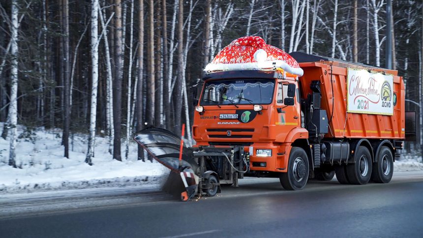 Спецтехника в шапке Деда Мороза вышла на уборку Байкальского тракта