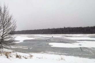 Трактор с людьми провалился под лед на заливе Када в Балаганском районе