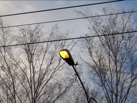 Уличное освещение восстанавливают на территории бывшего ИВВАИУ в Иркутске