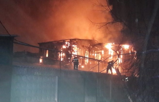 Здание сгорело на площади в 2000 кв. метров на улице Воронежской в Иркутске