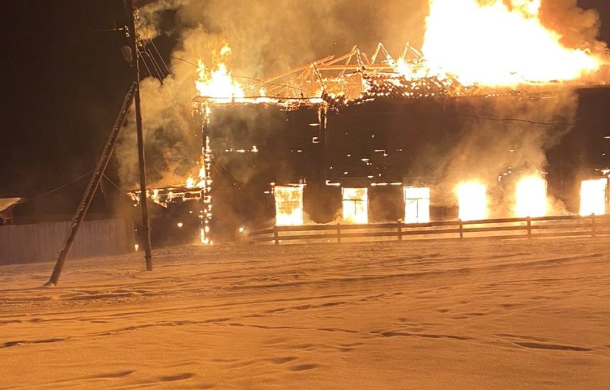 Здание спортзала школы в деревне Онгой сгорело 9 декабря