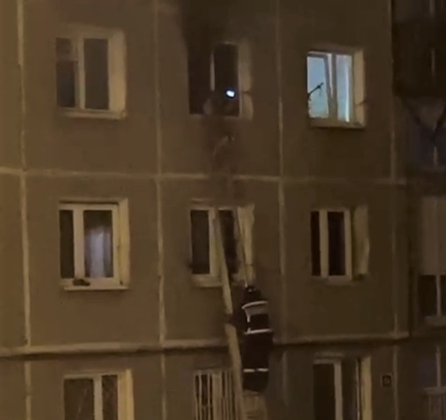 10 человек спасли на пожаре в шестиэтажном доме в Иркутске