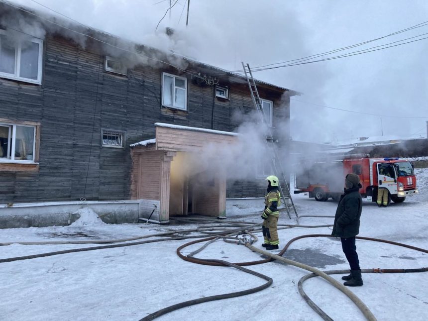 15 человек спасли на пожаре в двухэтажном доме в Иркутском районе 4 января