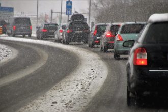 Автомобилисты Иркутска встали в десятибалльные пробки утром, 25 января