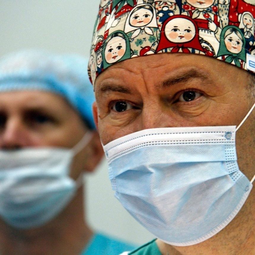 Детский хирург из Иркутска Юрий Козлов провел 20 операций в Ташкенте за пять дней
