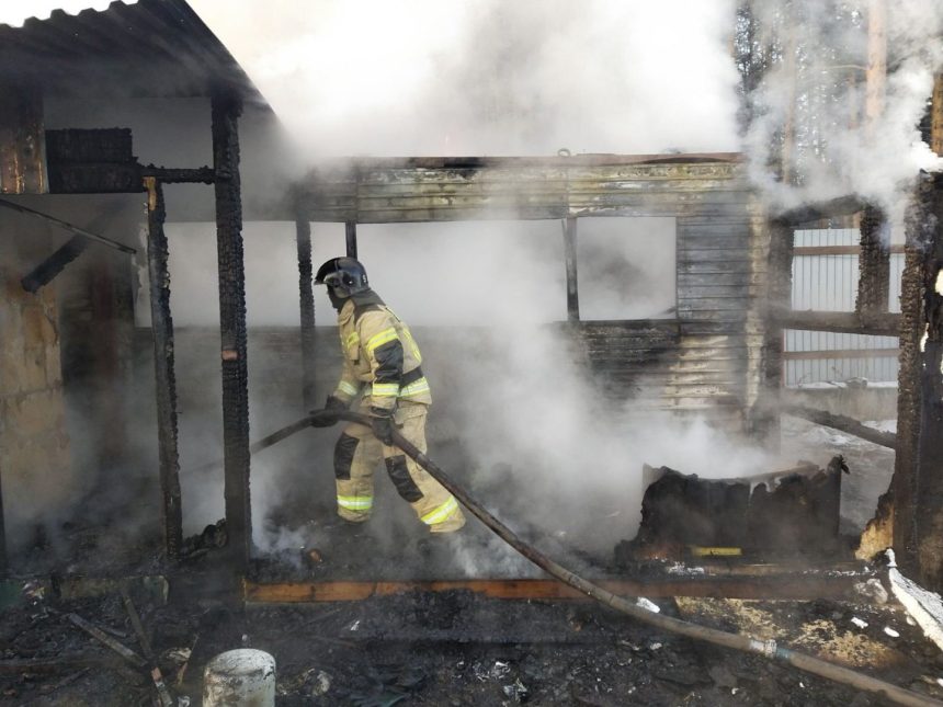 Два человека погибли на пожарах в Иркутской области за сутки