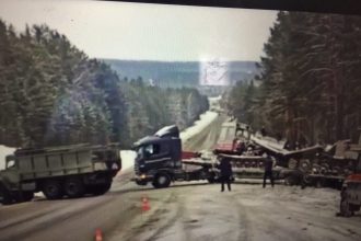 Две фуры столкнулись, съехали в кювет и опрокинулись вблизи Нижнеудинска в Приангарье