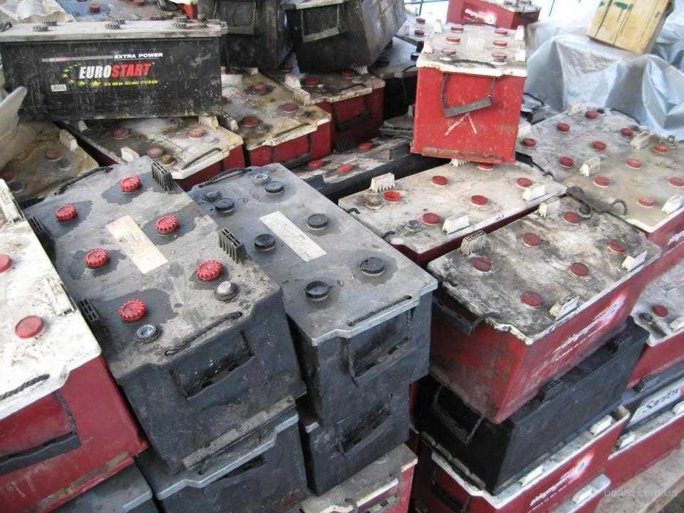 Двое молодых людей задержаны по подозрению в краже 30 автомобильных аккумуляторов у иркутян