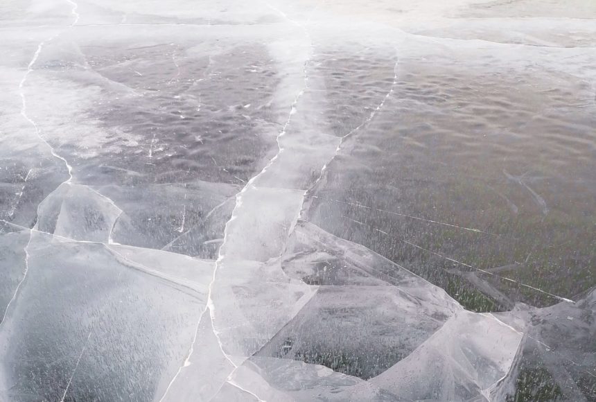 Двоих мужчин эвакуировали с льдины в проливе Малое море