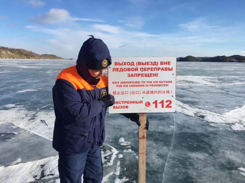 Иностранные туристы чуть не ушли под лед Байкала вместе с автомобилем