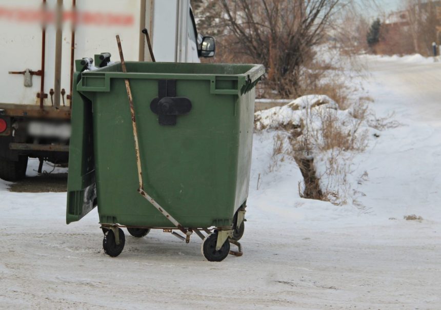 Из-за морозов в Иркутской области мусор вывозят с задержкой