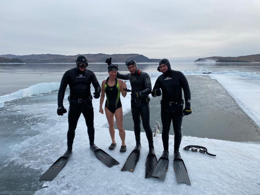 Москвичка установила мировой рекорд, проплыв подо льдом Байкала 85 метров