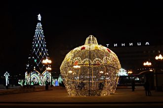 Новогодние фигуры начали демонтировать в Иркутске