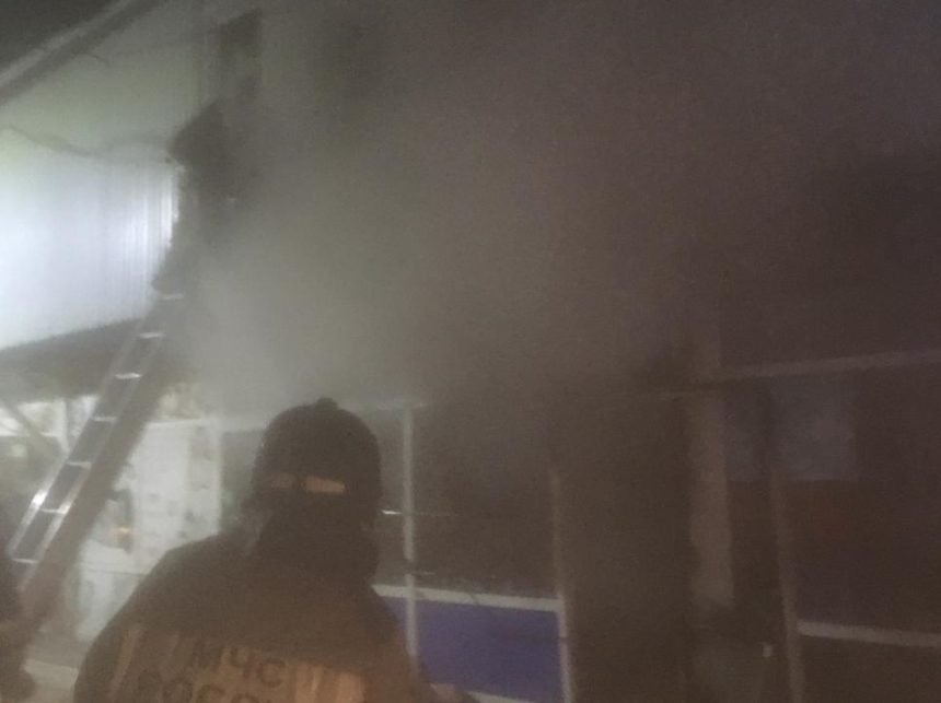 Павильон горел на рынке "Южном" в Иркутске вечером 27 января