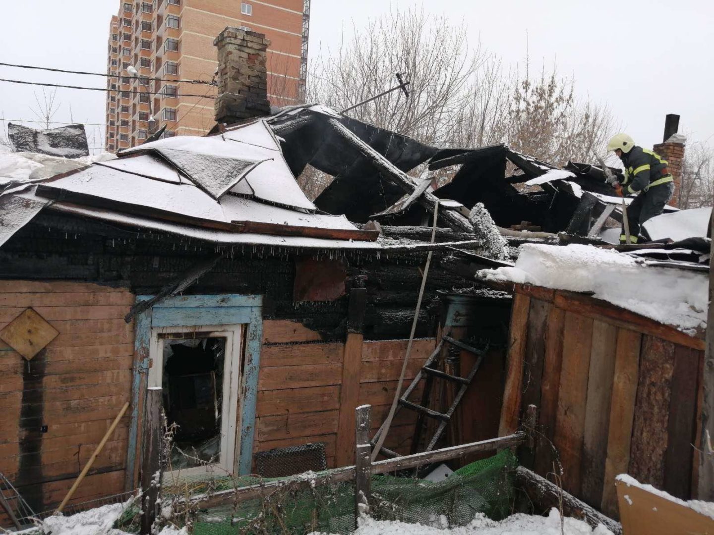 Пенсионерка погибла на пожаре в двухэтажном доме в Вихоревке
