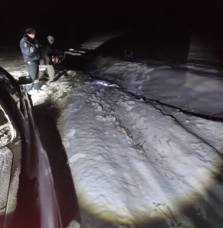 Полицейские помогли двум жителям Приангарья, которые в 30-градусный мороз съехали на машине в кювет