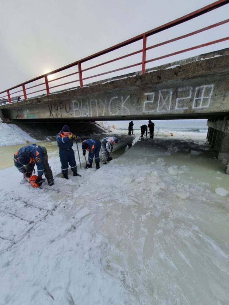 Спасатели МЧС устранили угрозу подтопления жилых домов в Листвянке