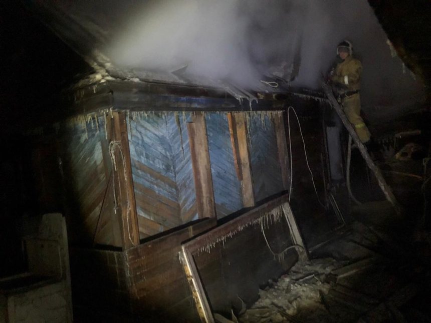 Три человека получили травмы на пожаре в частном доме в Иркутске