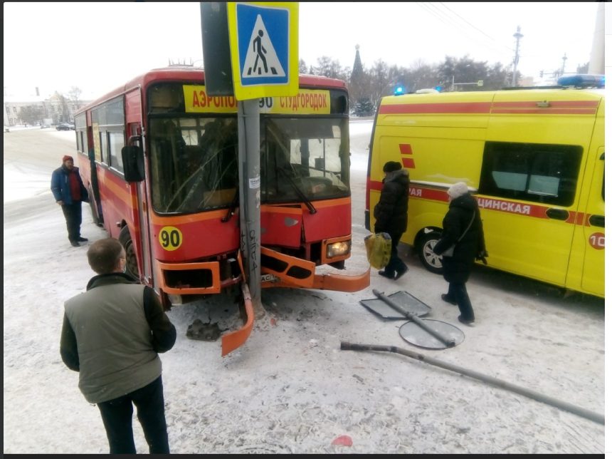 Водитель автобуса №90 врезался в столб рядом со сквером Кирова в Иркутске 
