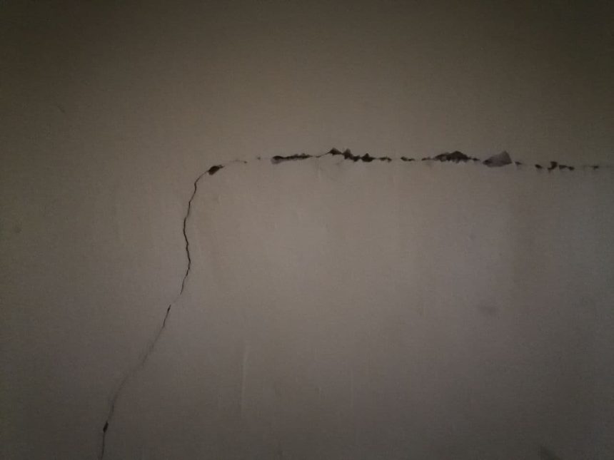 Трещины начали. Трещины на потолке. Трещины на потолке в сталинке. Землетрясение в Иркутске. Трещины землетрясение трещины.