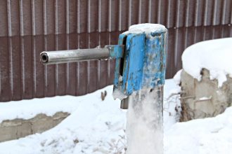 Жители четырех многоквартирных домов остались без холодной воды в Иркутске