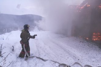 134 огнеборца ликвидировали 11 серьезных пожаров по всей Иркутской области за минувшие сутки