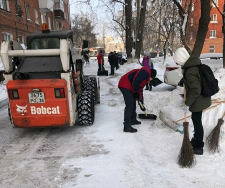 2 тысячи человек и 250 спецмашин чистят улицы и дороги Иркутска от снега