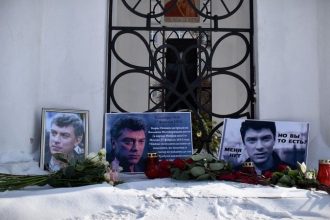 Активисты устроили мемориал в честь Бориса Немцова у Казанской часовни в Иркутске