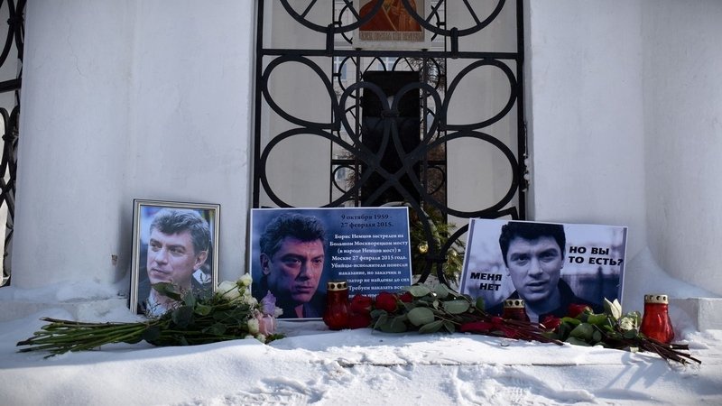 Активисты устроили мемориал в честь Бориса Немцова у Казанской часовни в Иркутске