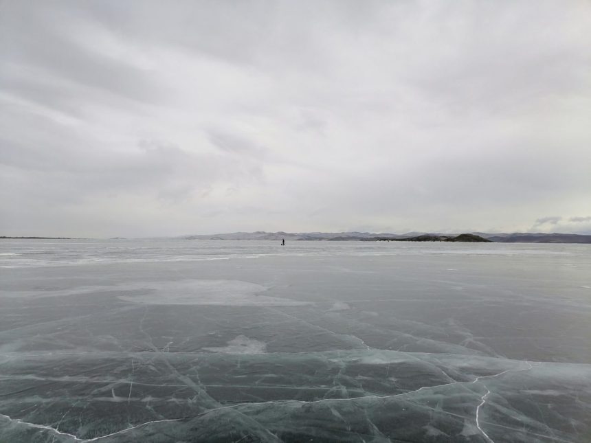 Автомобиль с шестью иркутянами прорвался под лёд на Малом море 