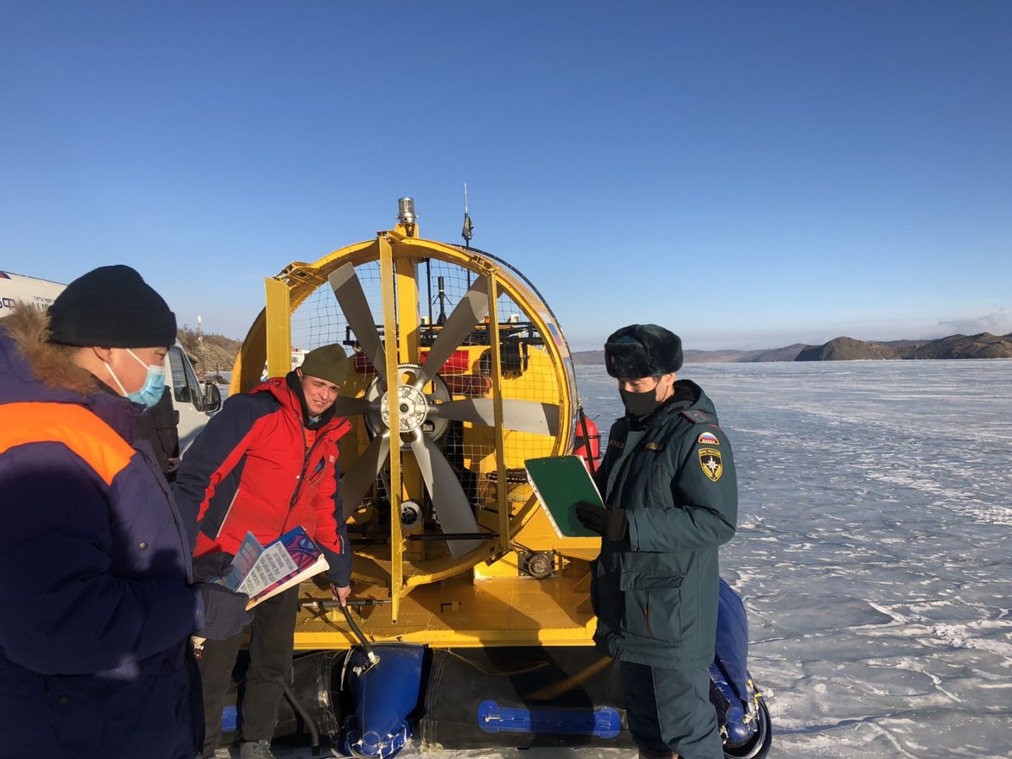 Более тысячи сотрудников межведомственных групп Приангарья обследуют места возможного выезда на лед